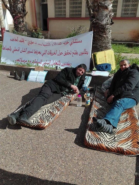 مستشاران من" البيجيدي" يعتصمان بالحاجب ويطالبان بلجنة افتحاص