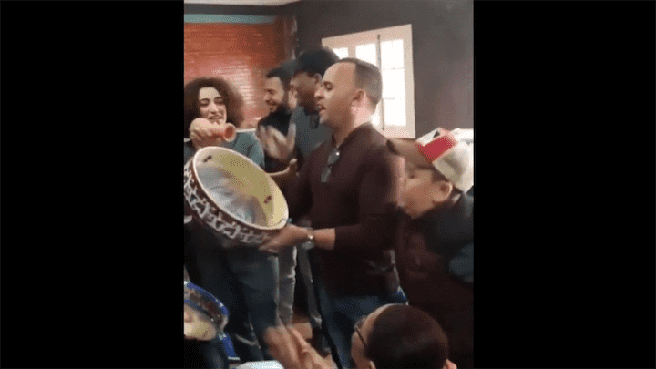 رفقة "شكيب عصفور" و"سكينة".. ممثل مغربي يغني "أتاي"  بطريقة "خطيرة"