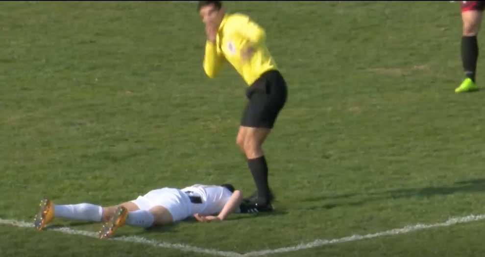 بعد أستوري.. وفاة لاعب  شاب آخر بأوروبا - فيديو