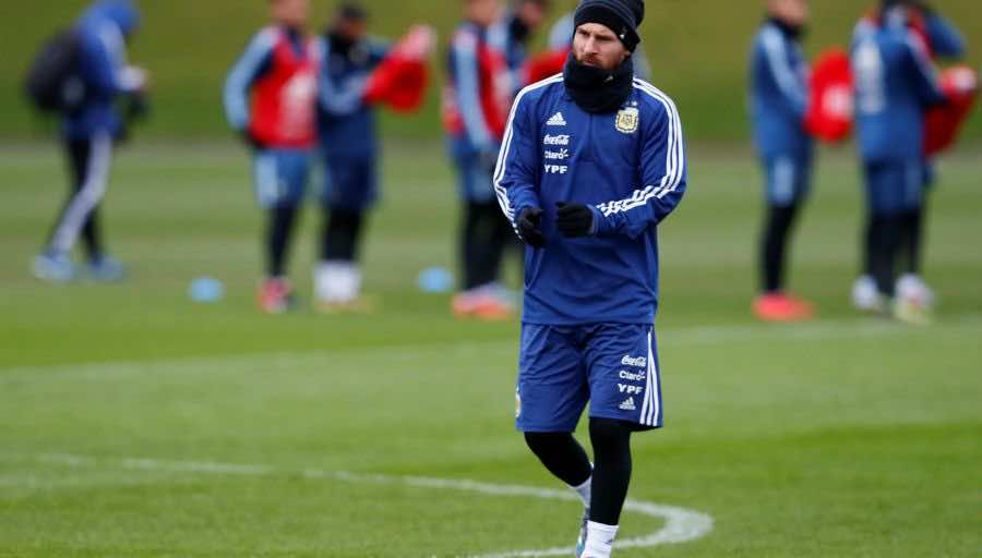 ميسي يتدرب في ملعب ريال مدريد - صور
