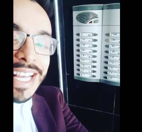 رشيد رفيق يعيش شغب الطفولة ويرن أجراس شقق إحدى العمارات - فيديو