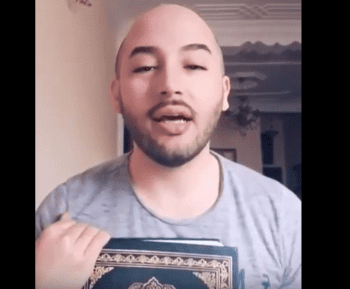 أدم لحلو يقرأ القرآن.. ويطلب الرحمة والمغفرة لمتتبعيه - فيديو