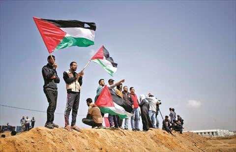 آلاف الفلسطينيين يتوجهون إلى الحدود في مسيرات العودة
