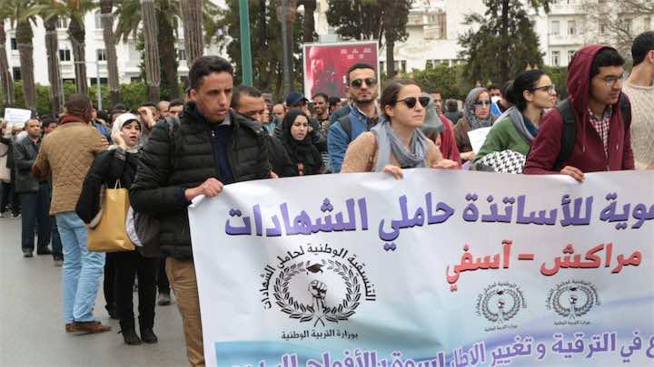الترقية وتغيير الإطار تخرج 2000 أستاذ للاحتجاج بالرباط -فيديو