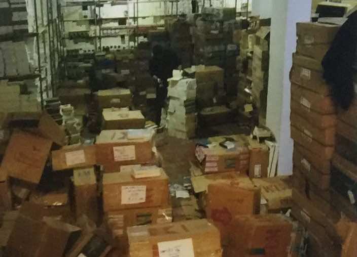 حجز أطنان من الكتب قادمة من مصر ولبنان واعتقال 3 أشخاص - صور