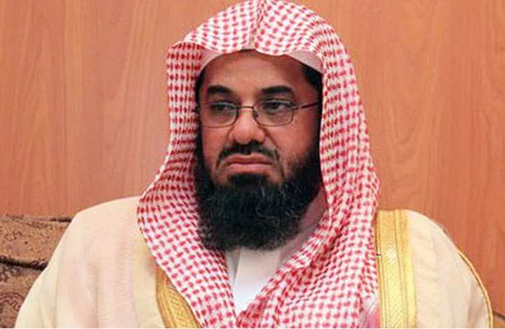توقف حساب إمام الحرم المكي يثير جدلا