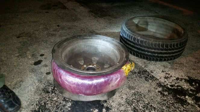 أمن طنجة يعتقل إسباني أثناء محاولة تهريب مخدرات داخل عجلات سيارة