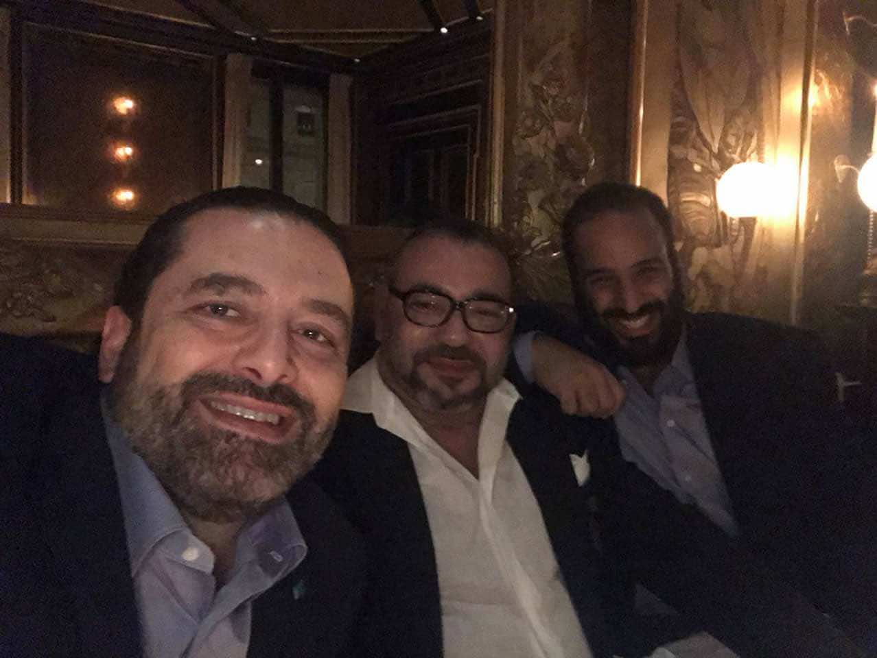 بعيدا عن البروتوكول..لقاء خاص يجمع الملك بولي العهد السعودي وسعد الحريري في باريس- صورة