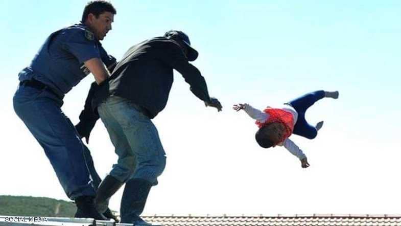 أب يرمي طفلته من سطح المنزل لمنع قوات الأمن هدم منزله-فيديو