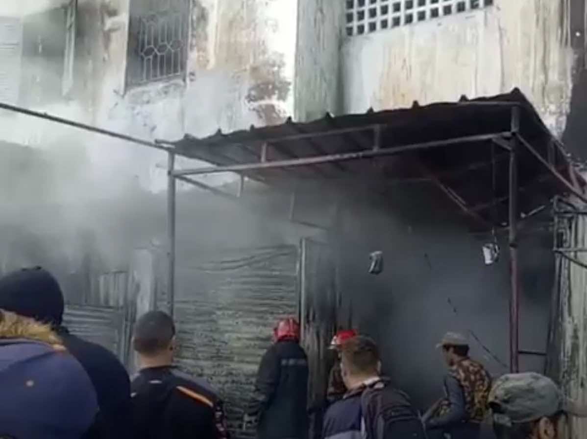 حريق يأتي على محلات تجارية بالتشارك - صور