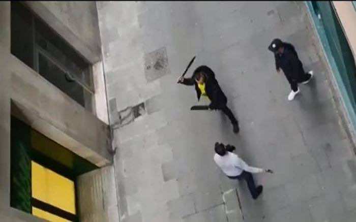 معركة بالسيوف بين جزائري ومغربي في قلب برشلونة - فيديو