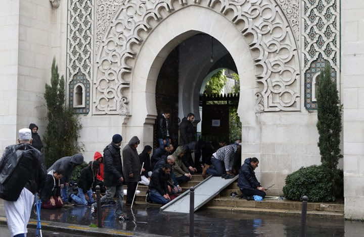 فرنسا تُرحّل إماما جزائريا بسبب خطبه "المتطرفة"