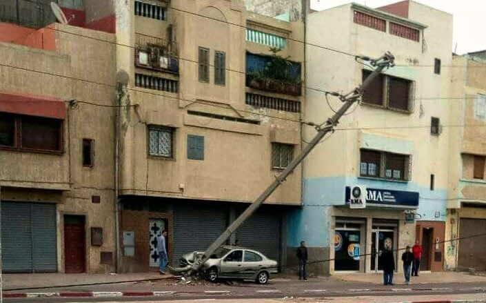 سيارة تتسبب في سقوط عمود كهربائي وسط الدشيرة الجهادية - فيديو وصور