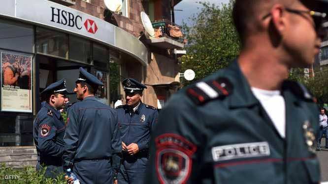ضابط شرطة يسطو على بنك ويقتل شخصين
