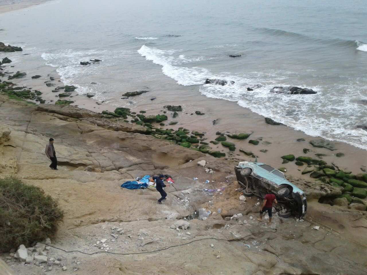 سقوط سيارة من علو شاهق نحو البحر في أكادير