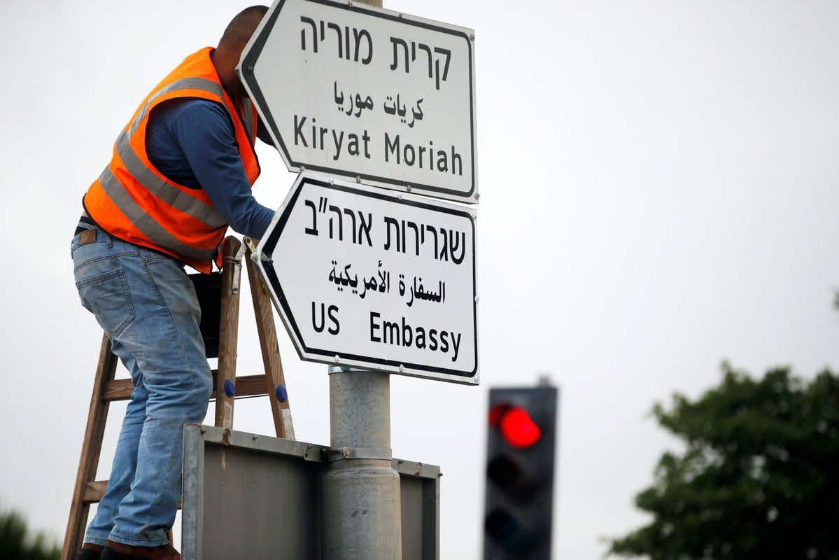 فعلها ترامب..إسرائيل تنصب لافتات السفارة الأمريكية في القدس!- صور