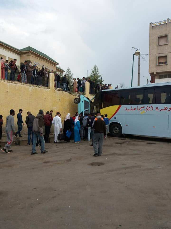 سيارة أجرة " مجنونة" تقتحم المحطة الطرقية في مكناس