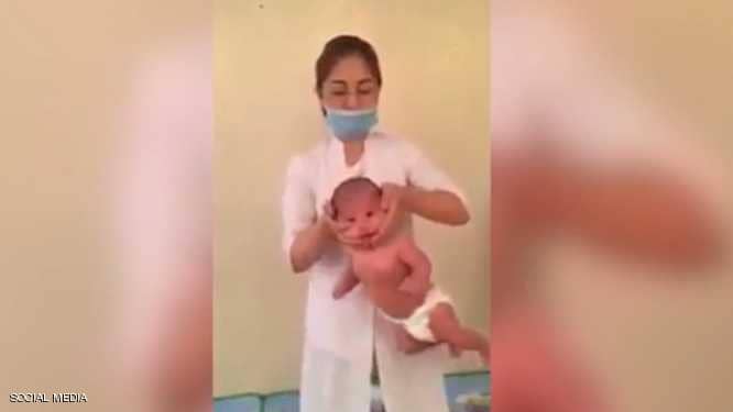 !فيديو صادم لتعامل ممرضة مع رضيع.. والهدف طبّي