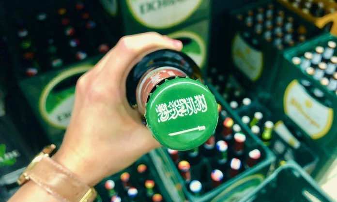 وضع "اسم الجلالة" على "بيرة" خاصة بكأس العالم تثير ضجة.. والشركة تعتذر للمسلمين
