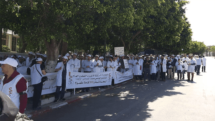الأطباء يحتجون أمام وزارة الدكالي ويلوحون باستقالات جماعية