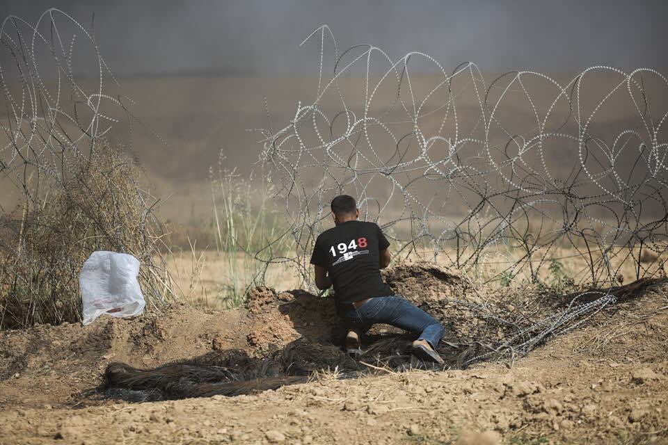 رغم التقتيل...الفلسطينيون يفكون السياج العازل ويعبرون إلى الأراضي المحتلة -صور-