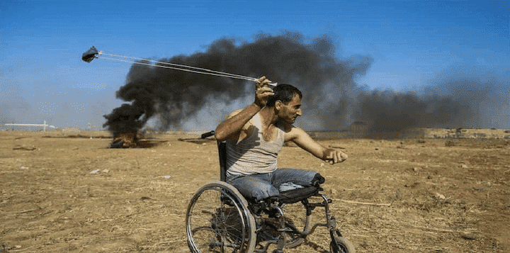 هذه حكاية الشهيد المقعد.. فقد رجليه في حرب غزة وقتله رصاص الاحتلال