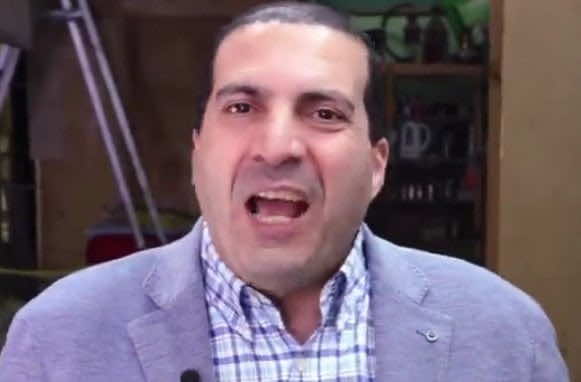 دجاج "الوطنية" يرتقي بالروح.. عمرو خالد وسط فضيحة استعماله للدين في إشهار لشركة سعودية - فيديو-