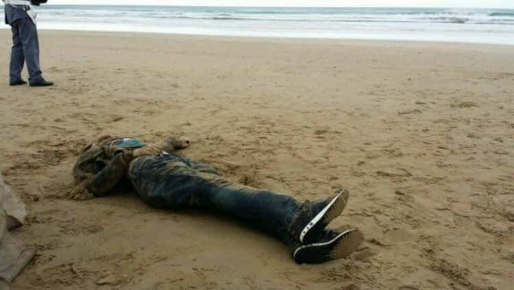 فاجعة.. شاطئ مولاي بوسلهام يلفظ جثث 6 مهاجرين مغاربة