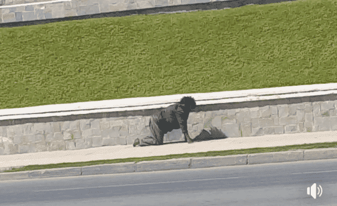 صادم.. متشرد في تطوان يمشي على ركبتيه ويديه بعد سرقة عكازه!-فيديو