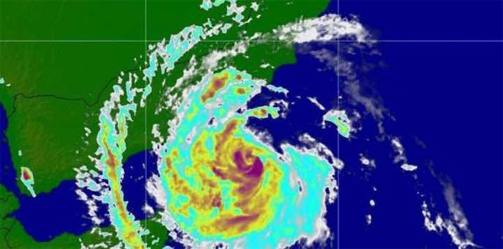 إعصار "مكونو" يقفز إلى الدرجة الثالثة قبيل دخوله السواحل العُمانية
