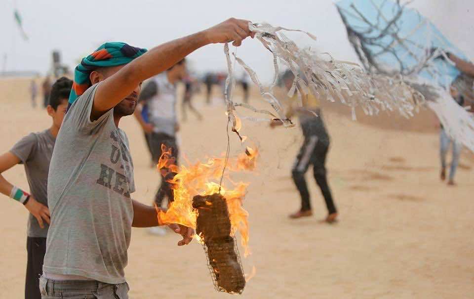 طائرات غزة الورقية الحارقة تخلف خسائر بالملايين للمزارعين الإسرائيليين - فيديو