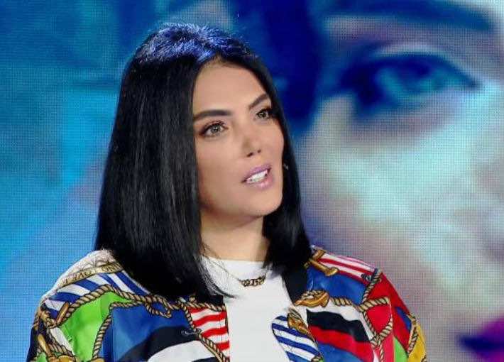 فرغلي تجمل نفسها مجددا