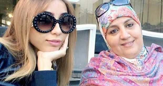 بطمة تقدم سيارة فاخرة هدية لوالدتها - فيديو