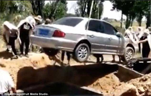 دفن صيني في سيارة بدلًا من التابوت - فيديو