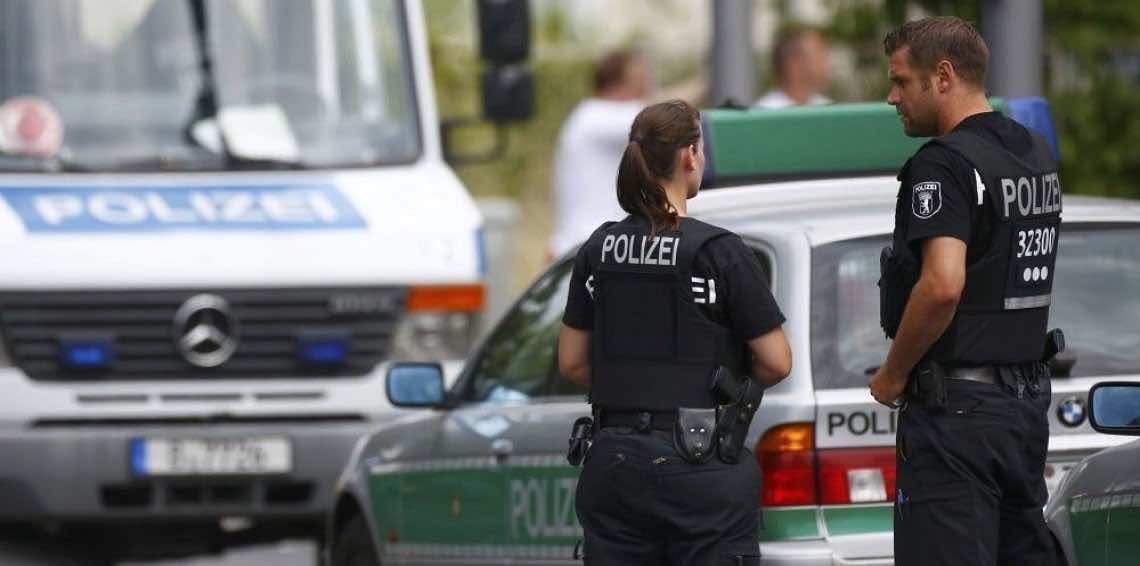 مقتل مهاجم طعن شخصين بسكين داخل قطار وسط ألمانيا