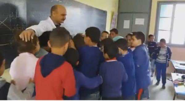 مؤثر.. أطفال يودعون أستاذهم المتقاعد بالدموع والأحضان في تيفلت - فيديو