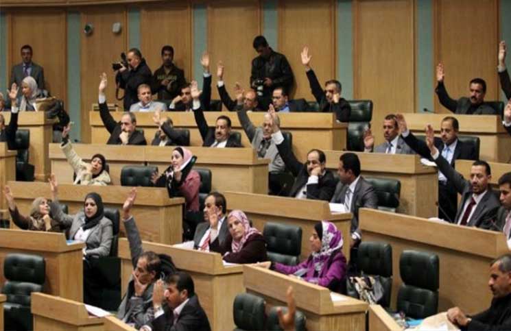 أعيان الأردن يوصون الملك بسحب مشروع قانون الضرائب استجابة للمحتجين