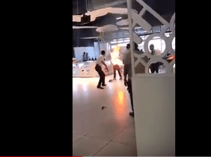 عاجل...شاب يضرم النار في جسده وسط سوق ممتاز في أكادير - فيديو