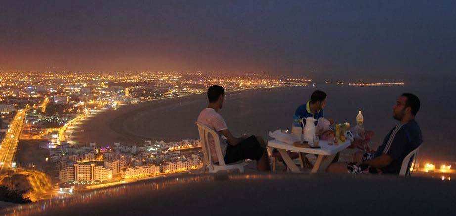 رفع آذان المغرب قبل موعده بدقائق يتسبب في إفطار ساكنة أكادير ب"الخطأ"