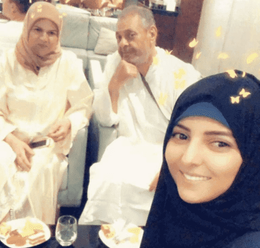 مريم سعيد تؤدي مناسك العمرة رفقة والديها