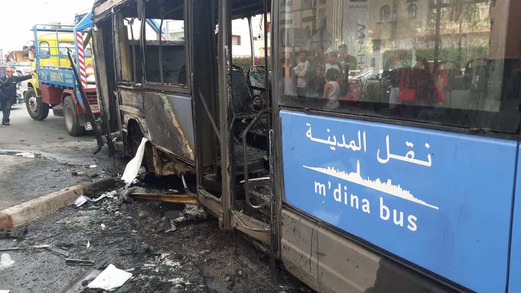 مرة أخرى.. النيران تأتي على حافلة ل"نقل المدينة" بالدار البيضاء- صور