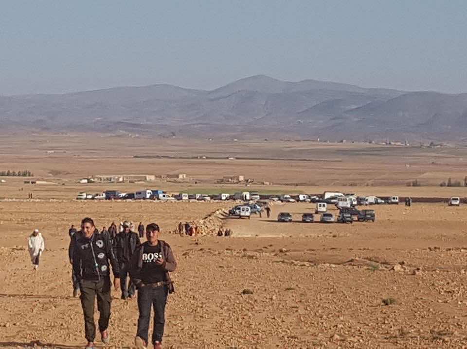 الآلاف يتوافدون على قرية "سريغنة" لاستخراج "كنز".. يقولون: سيحل أزمة المغرب!- فيديو
