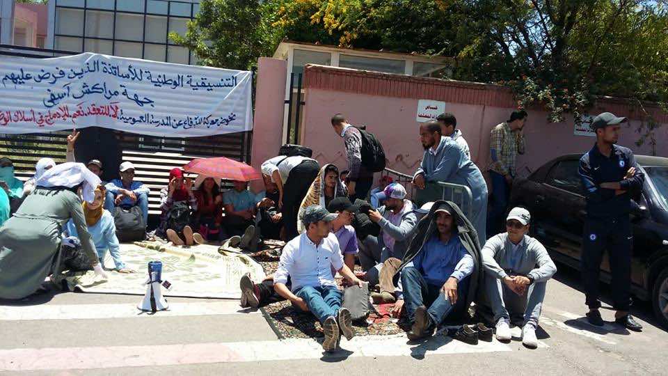 المتعاقدون يعتصمون أمام أكاديمية مراكش.. ويتوعدون الوزارة بمسيرة "تاريخية"