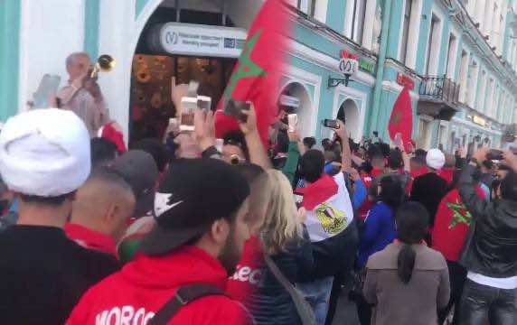 مغاربة يرفعون الأعلام ويرددون النشيد الوطني في شوارع روسيا - فيديو