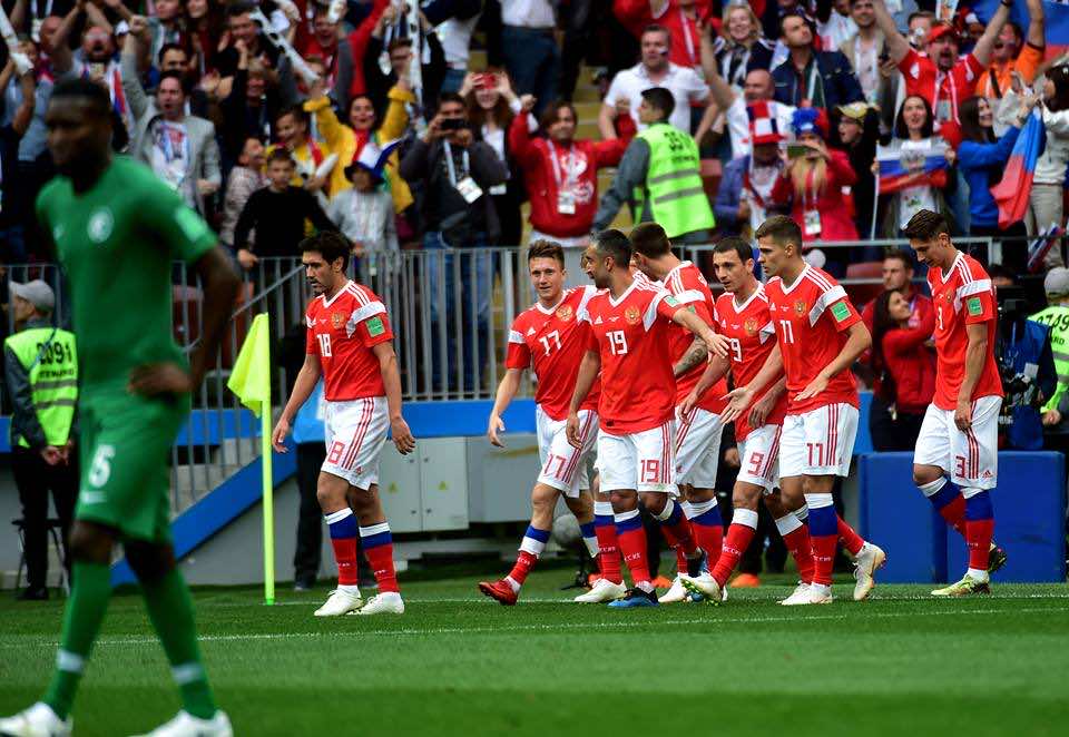 المنتخب الروسي ينهي الشوط الأول متفوقا على السعودية بهدفين - صور