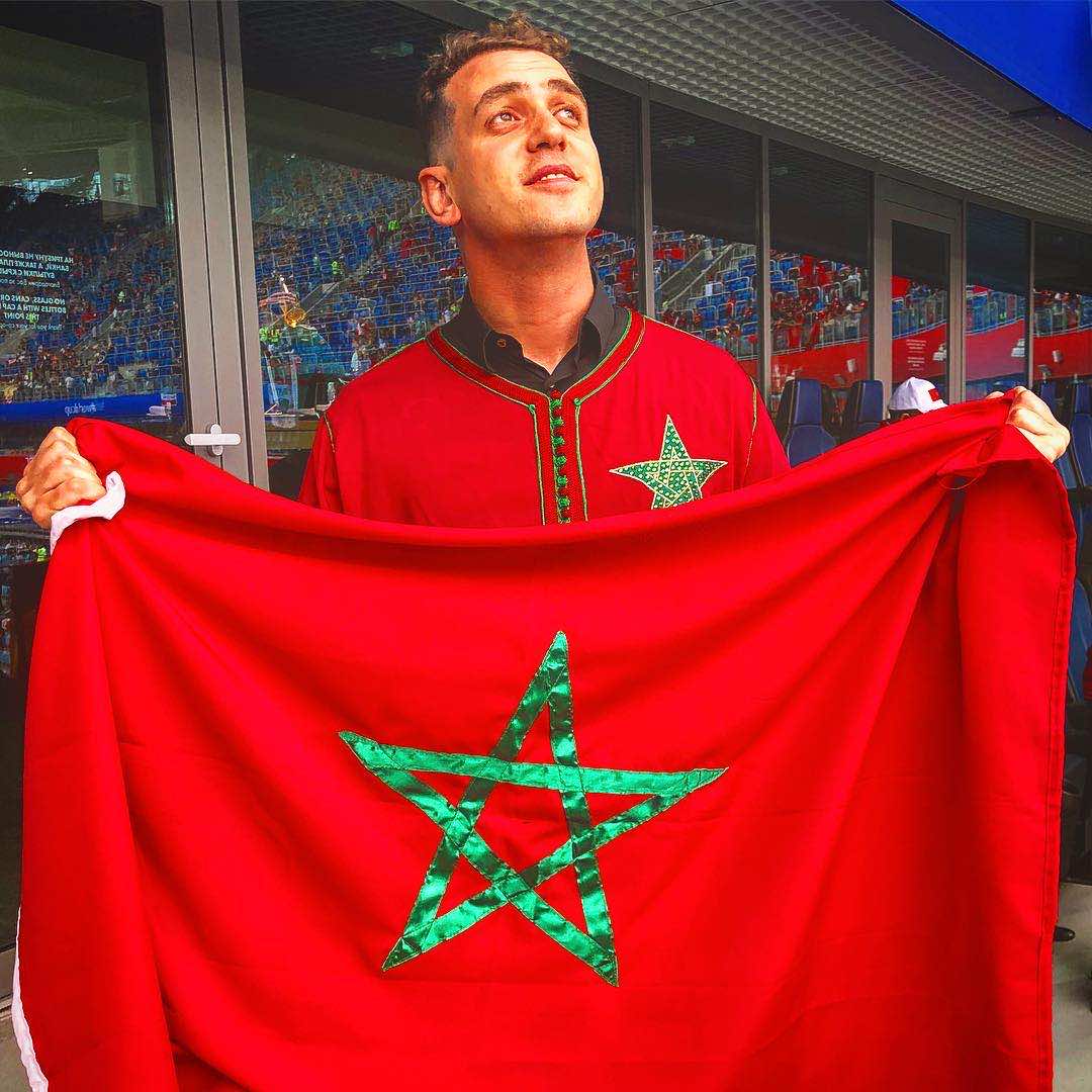 النجوم المغاربة يتابعون مباراة الأسود من قلب الملعب - صور