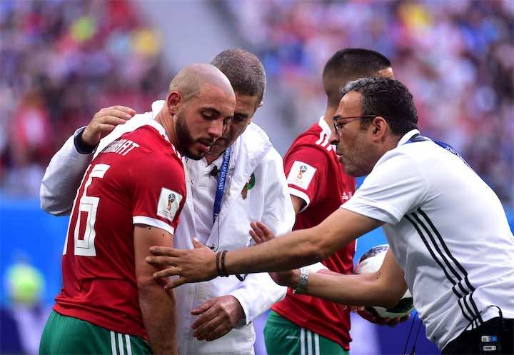 أمرابط تمنى لو أن الطبيب تركه يلعب..وعنصر من الطاقم الطبي يُطمئن- فيديو-