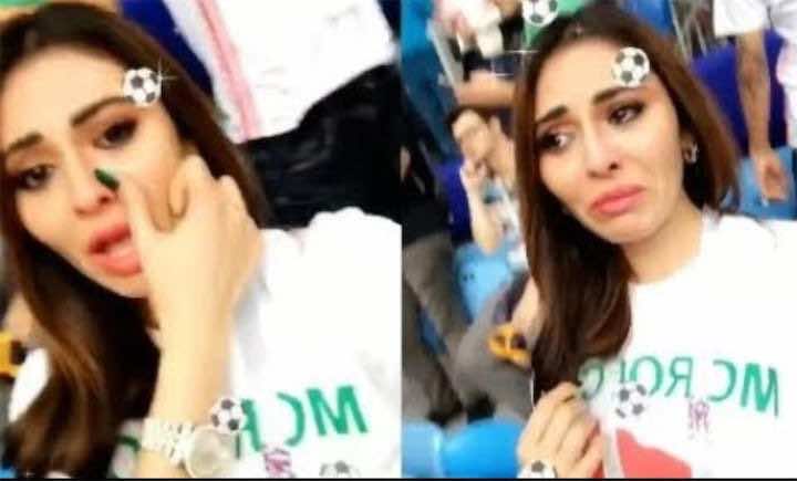 بسبب المنتخب.. مريم حسين تذرف الدموع من قلب الملعب بروسيا-فيديو
