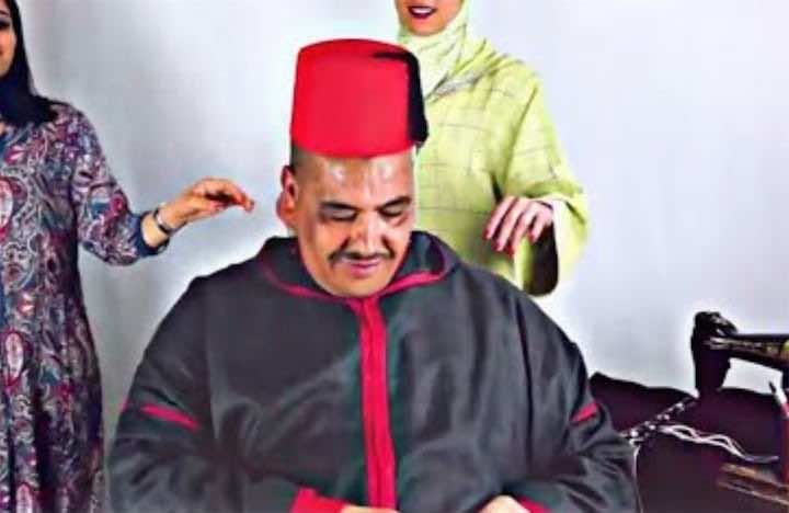 نيبا يلفت الانتباه بروسيا.. استلقى على 4 مقاعد لمتابعة لقاء الأسود-صورة