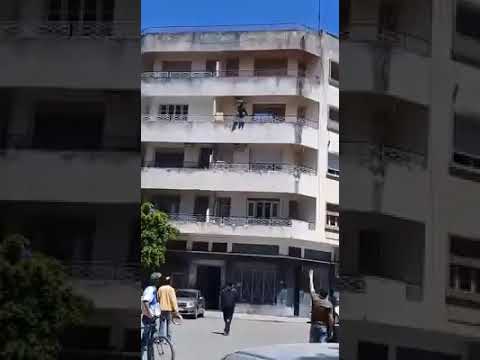 بعد وفاة شخص سقط من الطابق السابع بطنجة.. الأمن يوقف تونسيا و"شرطيا مزورا" وفتيات